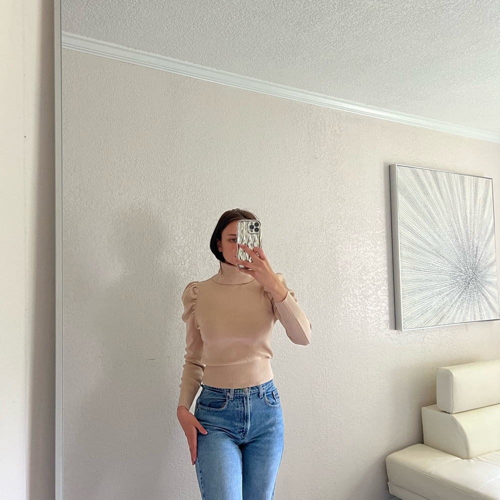 Turtle neck with puff sleeves